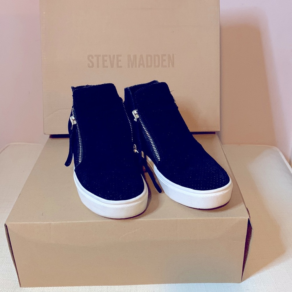 Steve Madden Black Suede Wedge Sneakers. Size 5